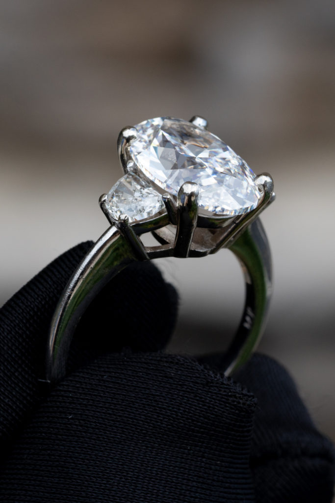 Bowtie effect in oval cut diamond platinum ring